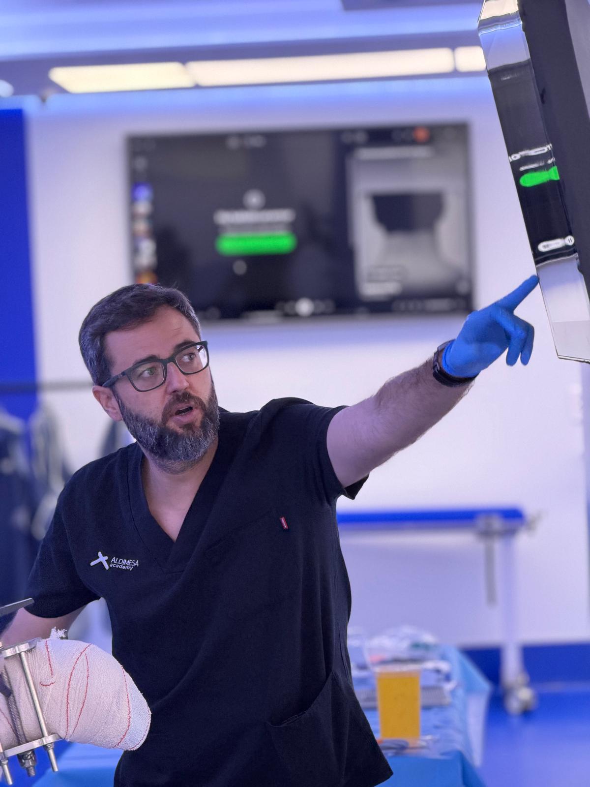 El Dr. Carrillo imparte una formación especializada en pie y tobillo para el Hospital Universitario de Torrevieja